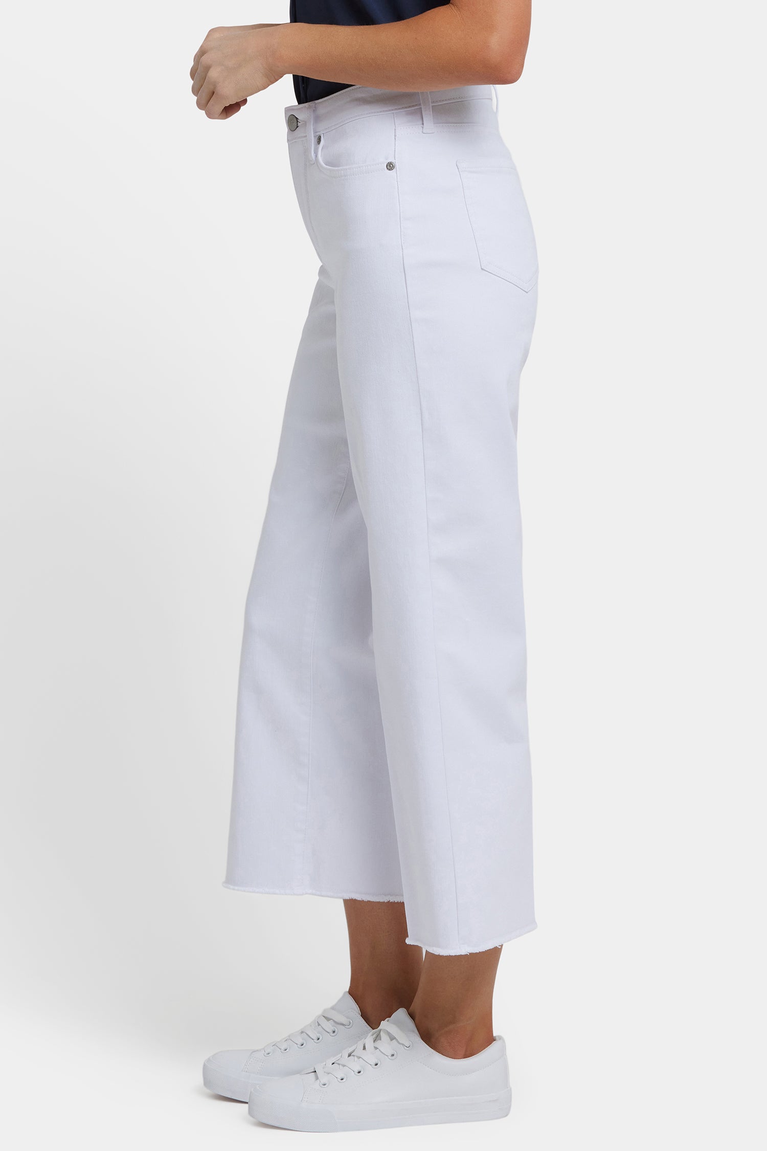 Coco Relaxed Wide Leg Crop Jeans With High Rise And Frayed Hems