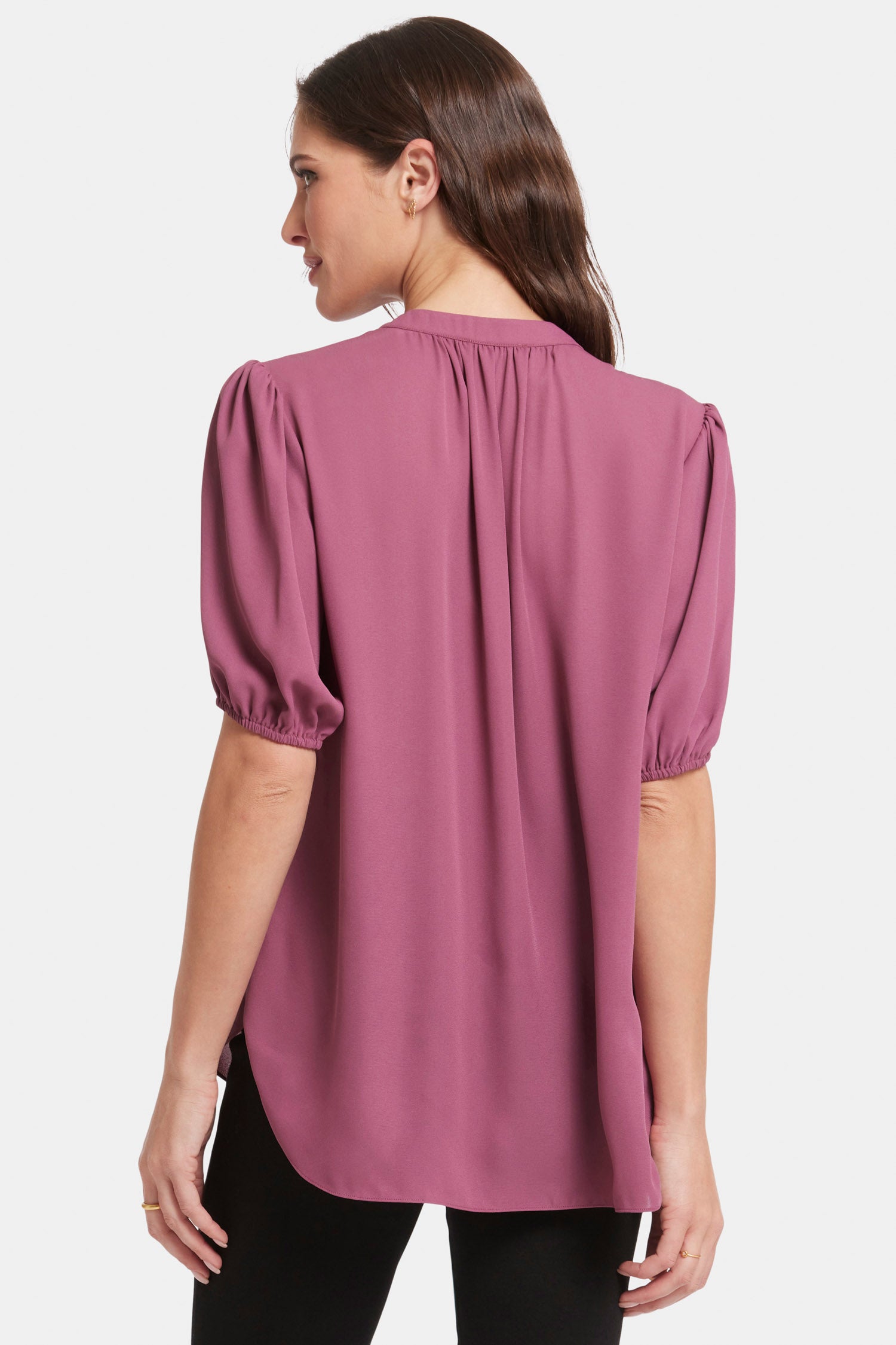 (取寄) エヌワイディージェイ レディース パフ スリーブ ポップオーバー NYDJ women Puff Sleeve Popover Crushed Berry Short Puff Sleeve Popover Top - Crushed Berry Solid Colors | NYDJ