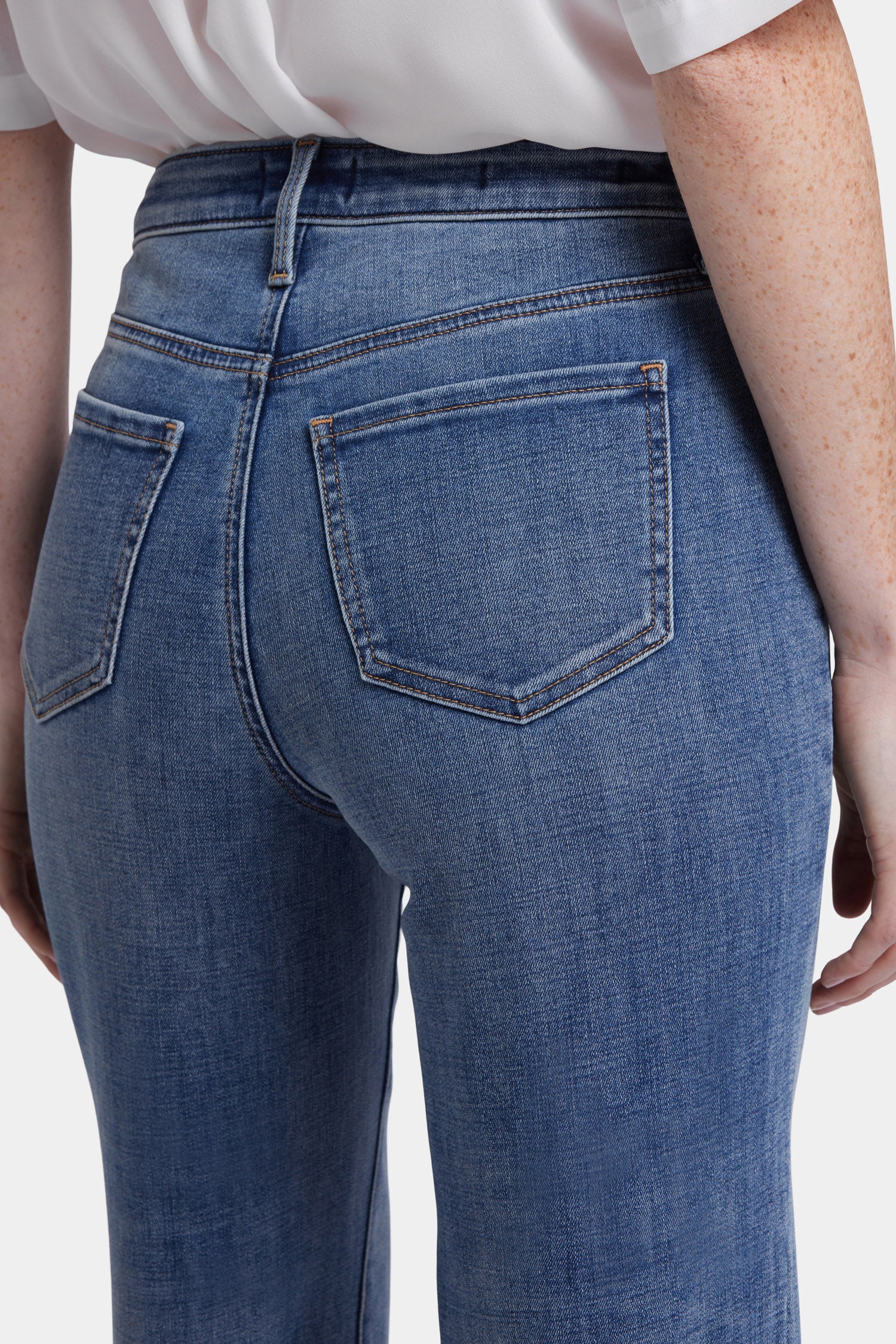 (取寄) エヌワイディージェイ レディース ジョニ リラックスド-フィット カプリ ジーンズ イン マヨルカ ベイ NYDJ women Joni Relaxed Capri Jeans in Majorca Bay Majorca Bay Joni Relaxed Capri Jeans With High Rise - Majorca Bay Blue | NYDJ