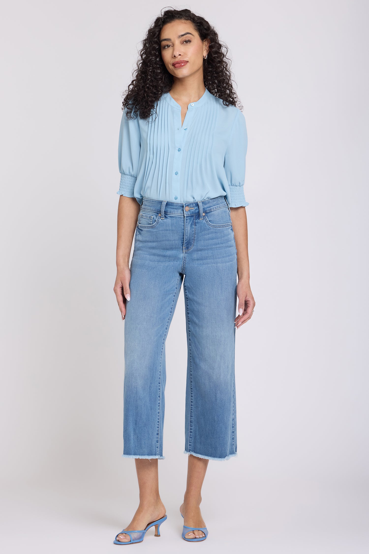 Coco Relaxed Wide Leg Crop Jeans With High Rise And Frayed Hems