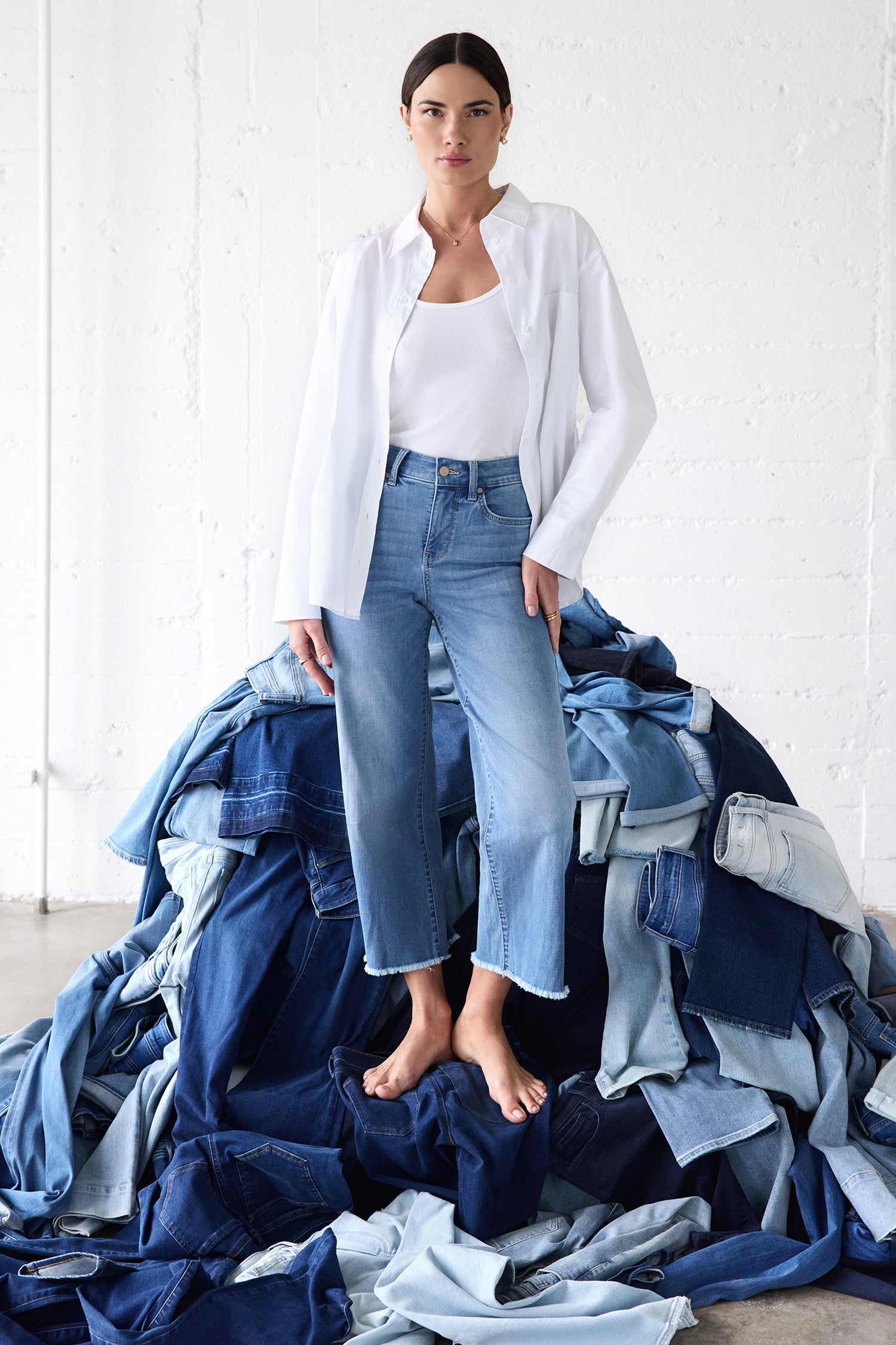 Coco Relaxed Wide Leg Crop Jeans With High Rise And Frayed Hems