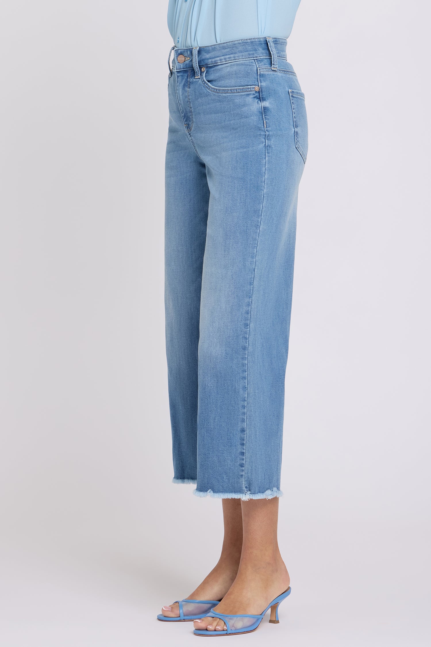 Coco Relaxed Wide Leg Crop Jeans With High Rise And Frayed Hems
