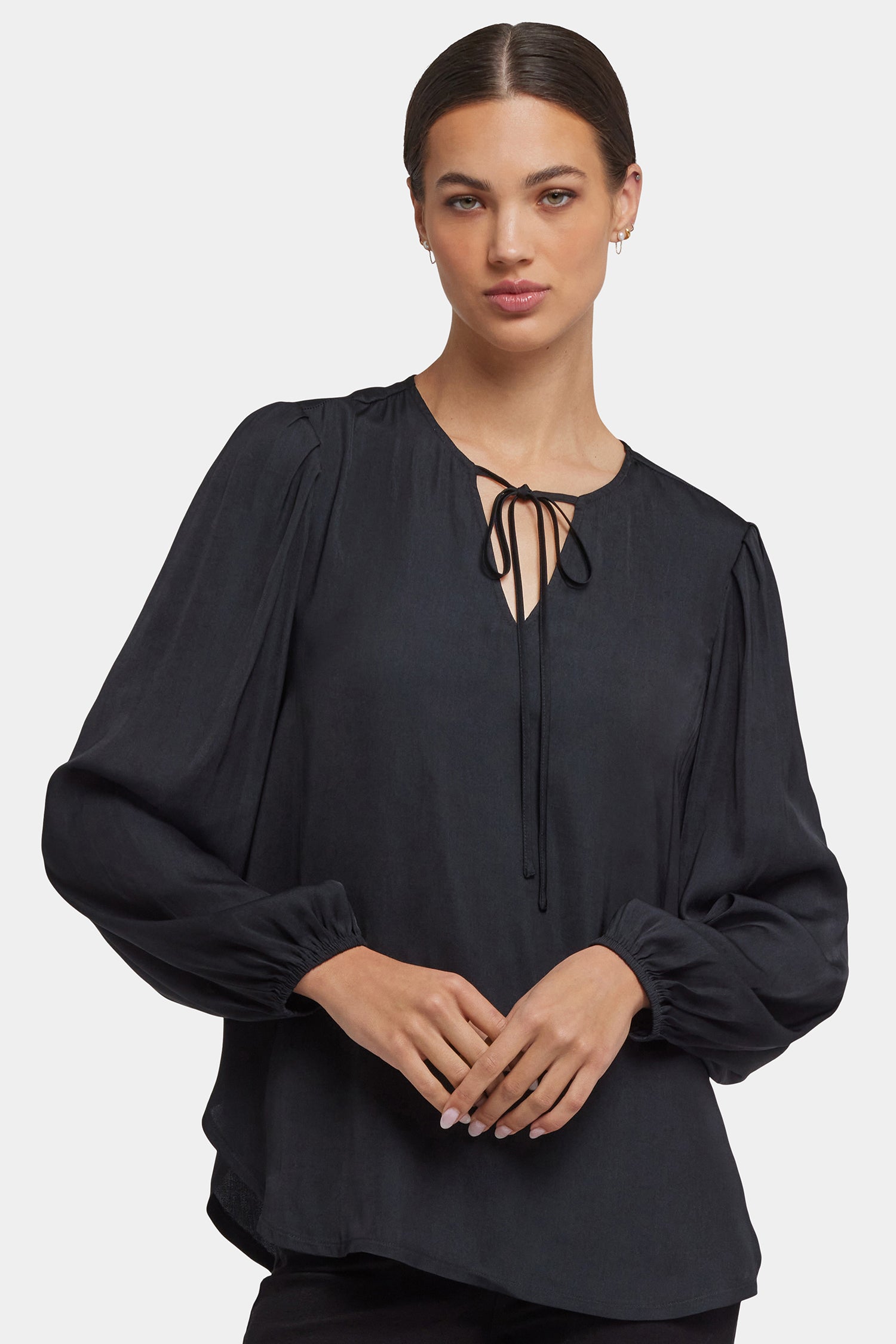 (取寄) エヌワイディージェイ レディース エルシー ブラウザ NYDJ women Elsie Blouse Black Elsie Blouse - Black Solid Colors | NYDJ