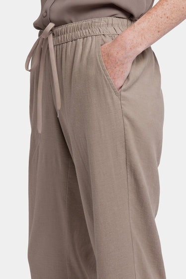 NYDJ Relaxed Drawstring Pull-On Pants In Petite In Stretch Linen - Saddlewood