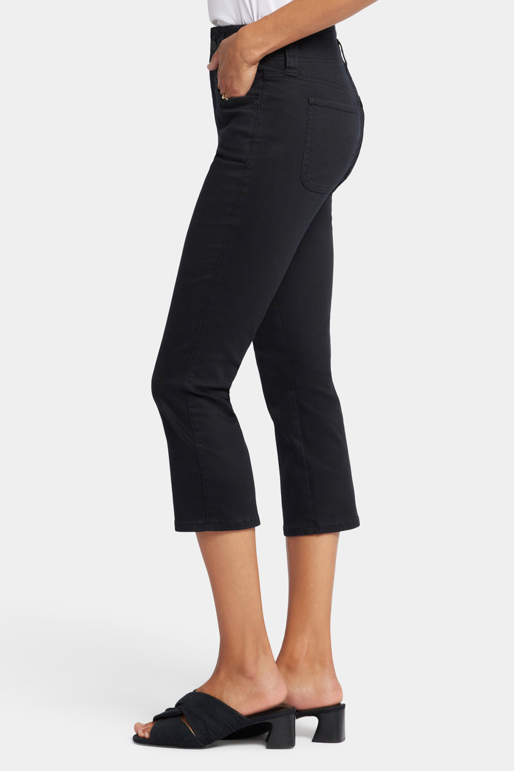 Ami Skinny Capri Jeans In Petite With High Rise - Black