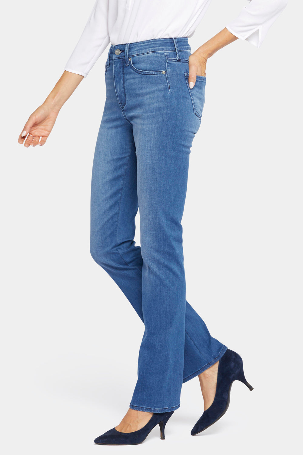 Le Silhouette Slim Bootcut Jeans In Petite - Amour