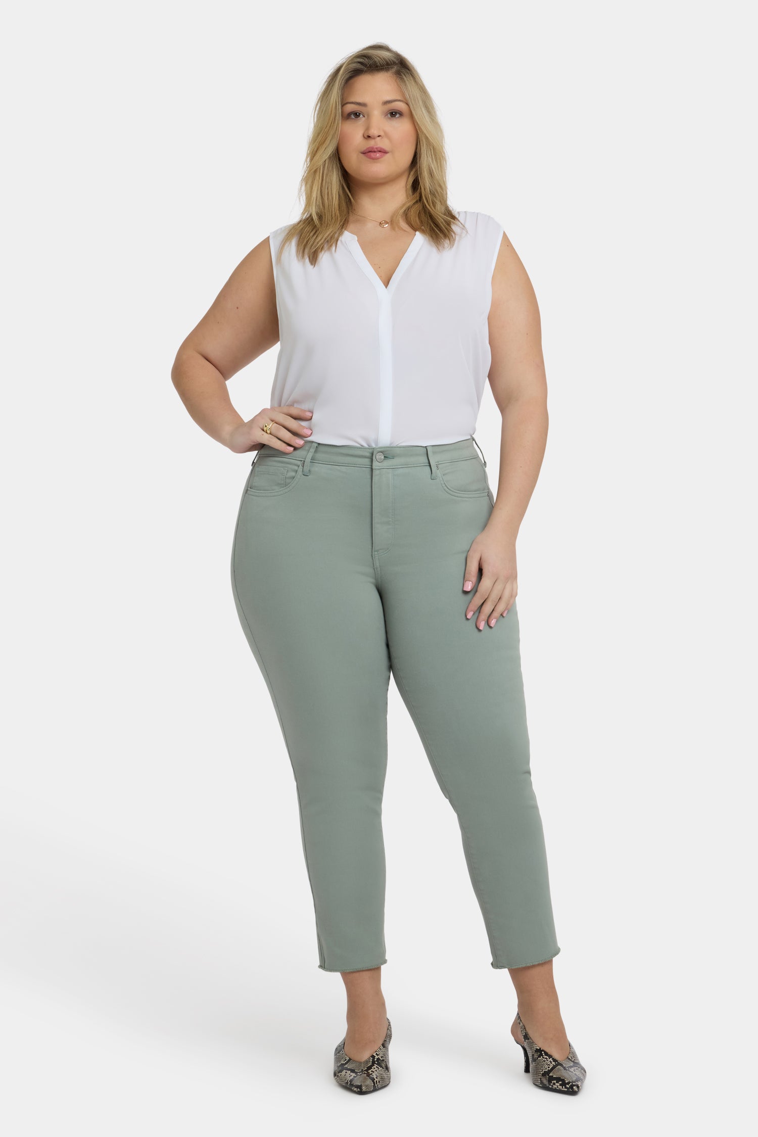 Sheri Slim Ankle Jeans In Plus Size With Frayed Hems - Mistletoe