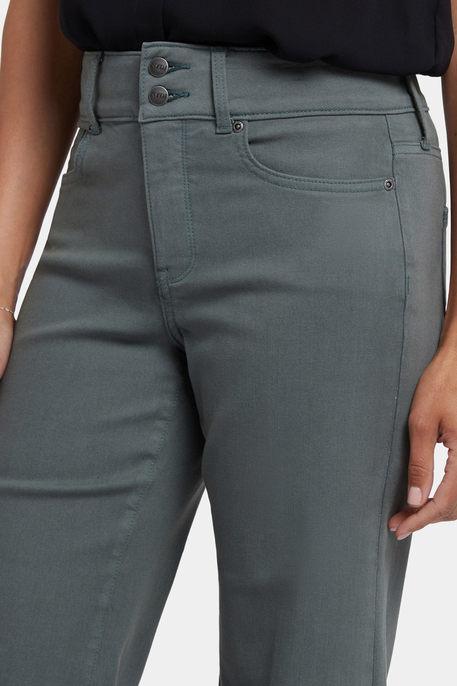 jewel 0103です CG646_YL5433?$crop1254$