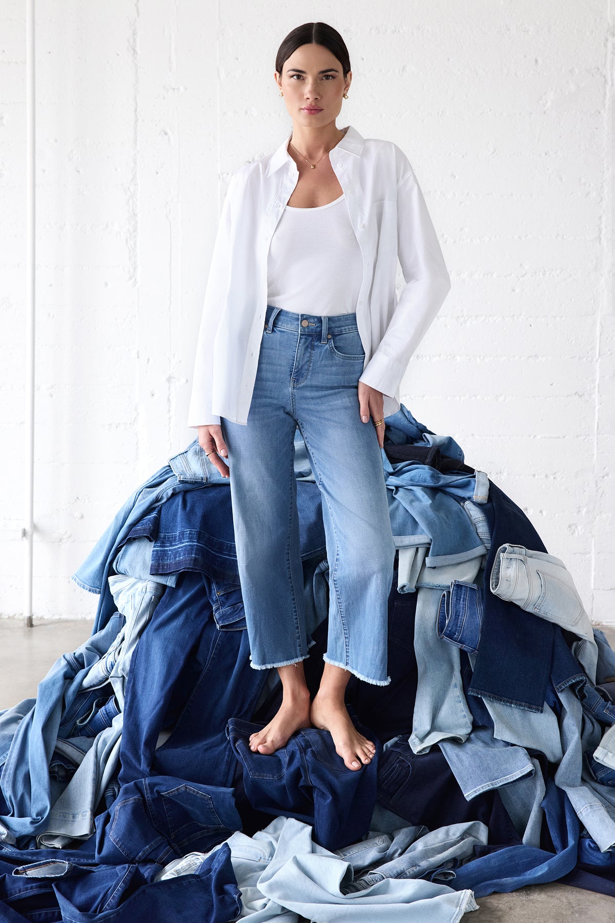 Coco Relaxed Wide Leg Crop Jeans With High Rise And Frayed Hems - Vista ...