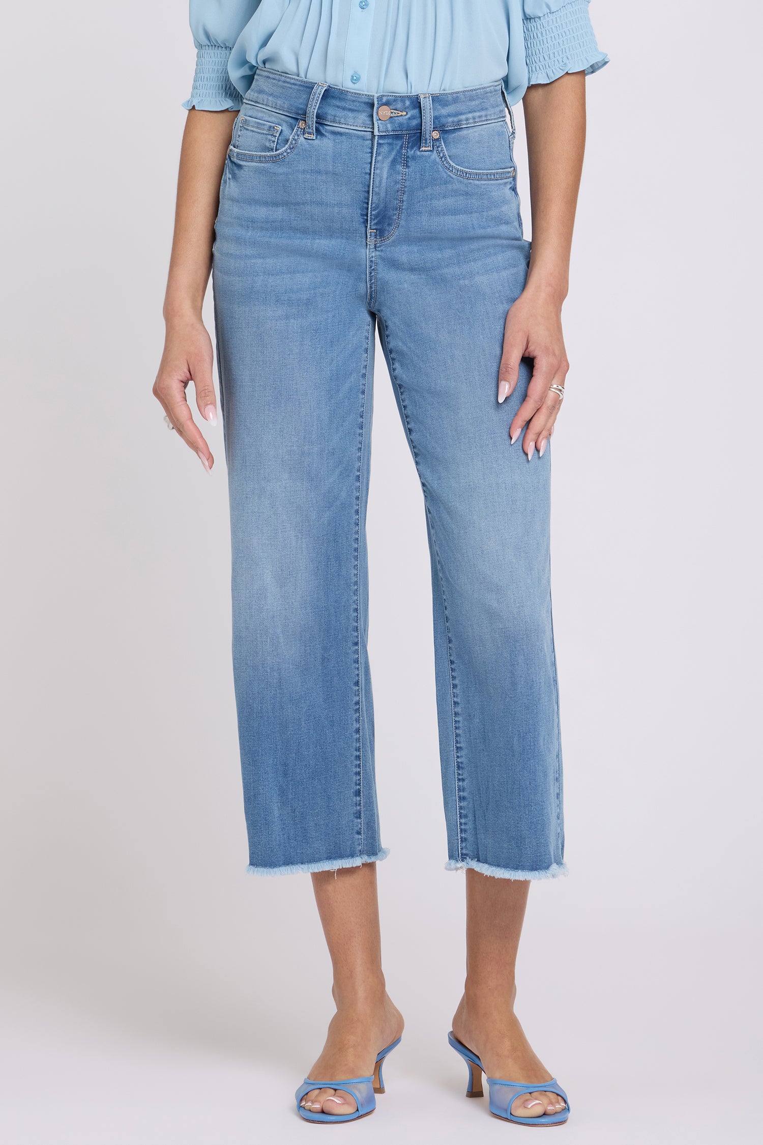 Coco Relaxed Wide Leg Crop Jeans With High Rise And Frayed Hems