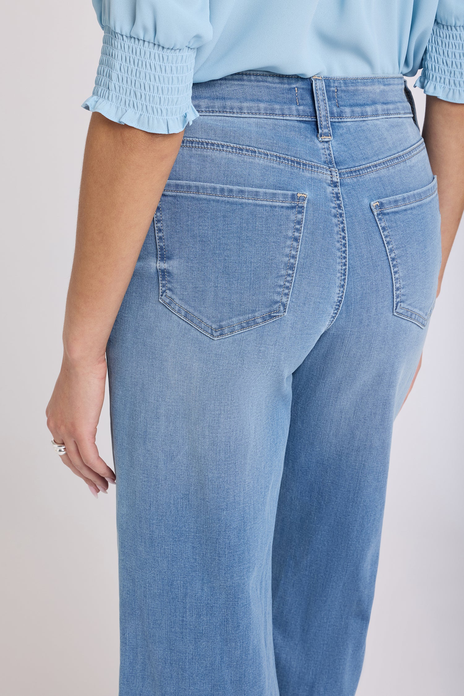 Coco Relaxed Wide Leg Crop Jeans With High Rise And Frayed Hems