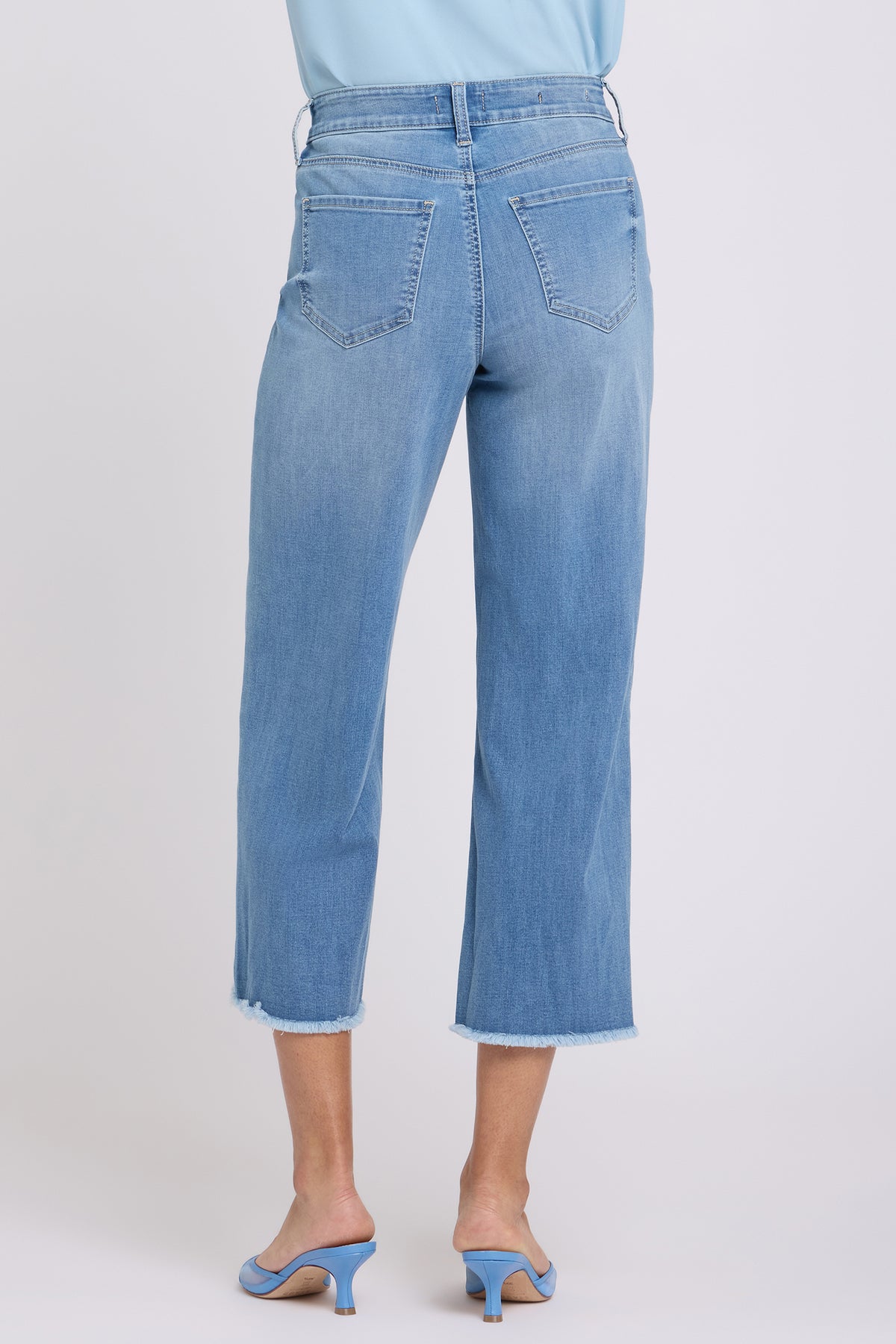 Coco Relaxed Wide Leg Crop Jeans With High Rise And Frayed Hems - Vista ...