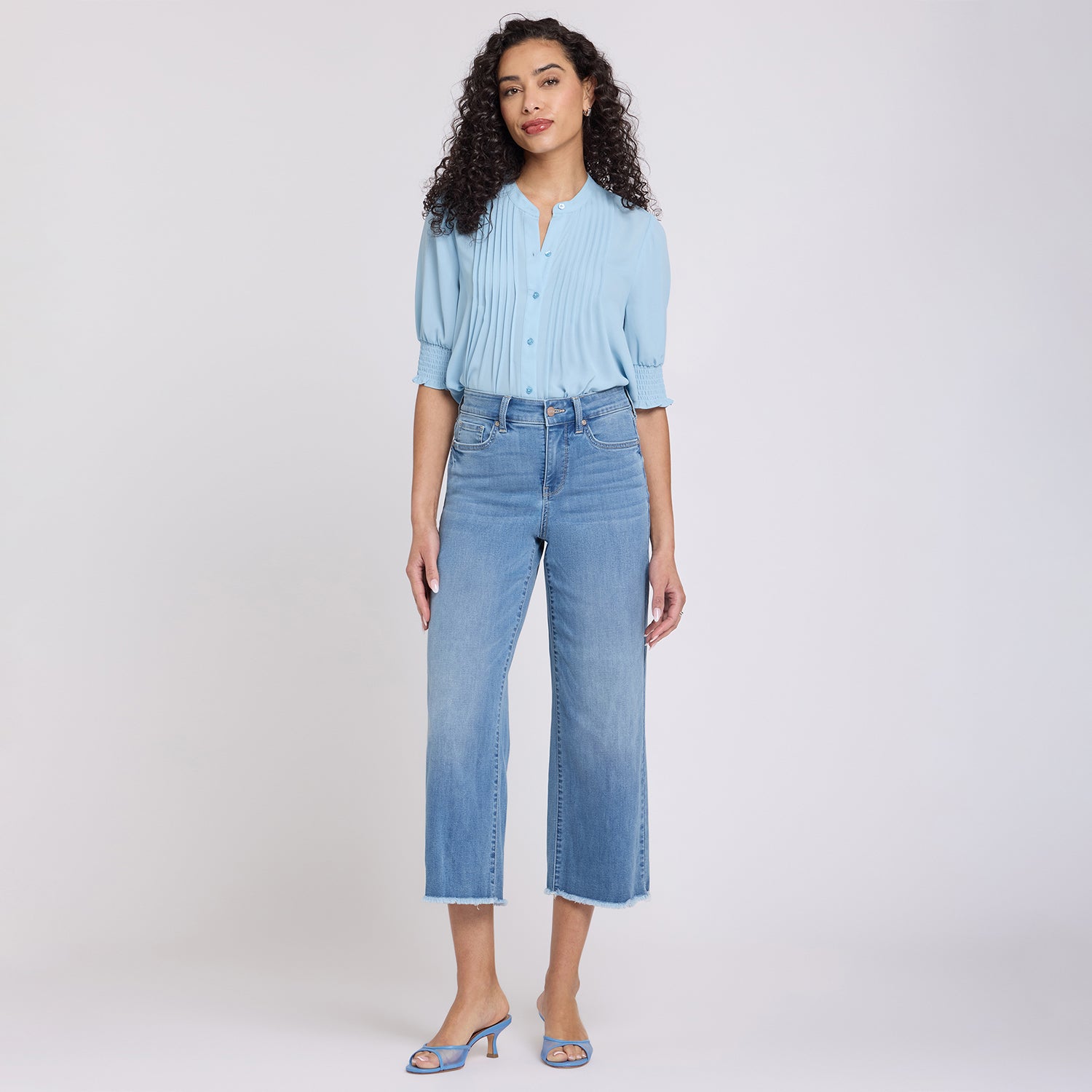 Coco Relaxed Wide Leg Crop Jeans With High Rise And Frayed Hems
